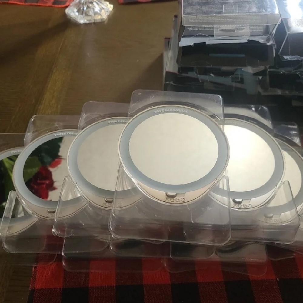 10 tweezerman  Adjustable lighted mirror